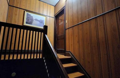 Gresham Apartment | Chic 2-bedroom apartment with AC, WiFi in vibrant Chicago