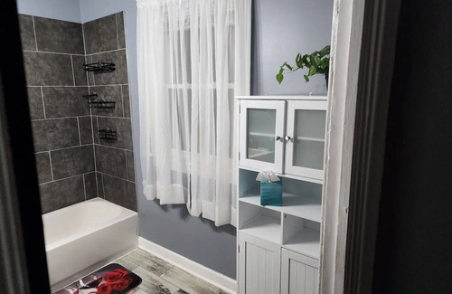 Gresham Apartment | Chic 2-bedroom apartment with AC, WiFi in vibrant Chicago