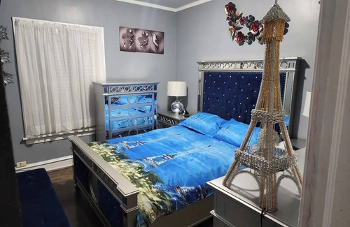 Gresham Apartment | Chic 2-bedroom apartment with AC, WiFi in vibrant Chicago