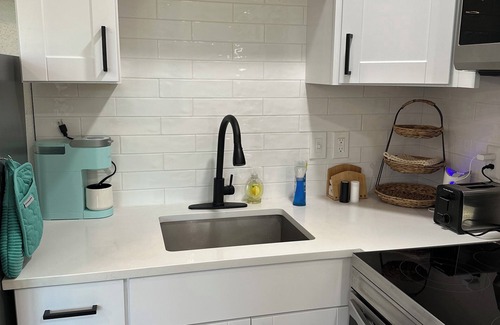 Oak Lawn Apartment | Chic 2-bedroom apartment with Pool view, fitness room in fabulous Dallas