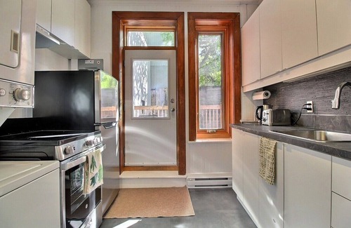 Saint-Jean Street House | Chic 2-bedroom in trendy corner with terrace & king bed