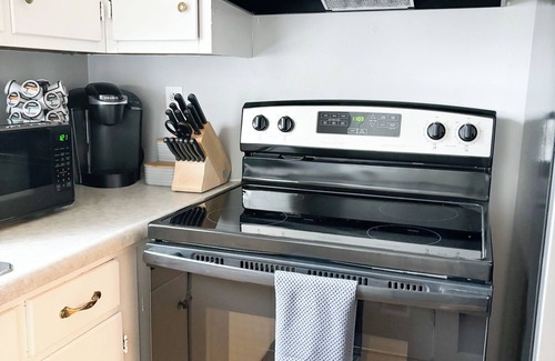 Piqua Apartment | Chic 2-Bedroom Retreat With 2 TV’s