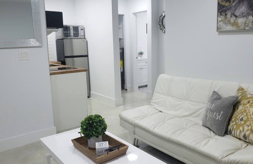 Parkside Apartment | Chic 2 BR Minutes From Hollywood Beach, Casino & The Young Circle