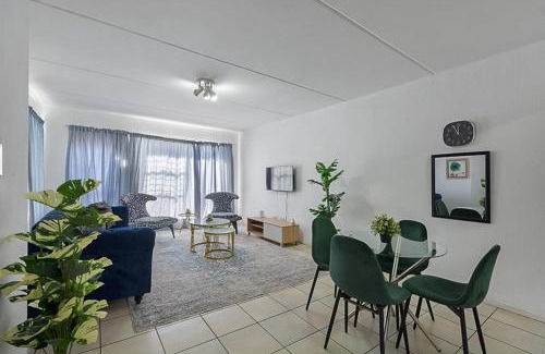 Weltevredenpark Apartment | Chic 2BR Apartment in Roodepoort