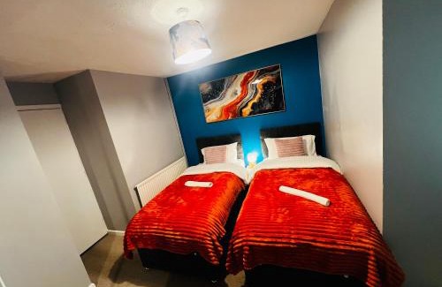 Luton Apartment | Chic 2BR escape near Luton Airport&Train Stn, Whipsnade zoo, Contractors