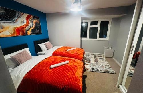 Luton Apartment | Chic 2BR escape near Luton Airport&Train Stn, Whipsnade zoo, Contractors