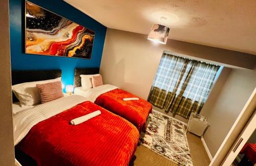 Luton Apartment | Chic 2BR escape near Luton Airport&Train Stn, Whipsnade zoo, Contractors