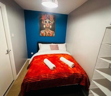 Luton Apartment | Chic 2BR escape near Luton Airport&Train Stn, Whipsnade zoo, Contractors