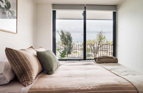 Apoquindo Apartment | Chic 2BR Retreat for 5 in Vibrant Las Condes