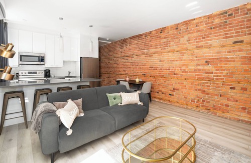 Mile End Apartment | Chic 2BR Retreat in Trendy Mile End | Plateau