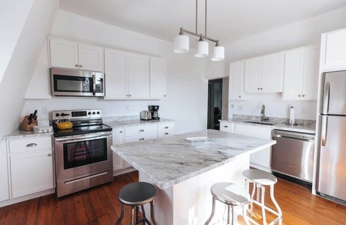 Yachting Village Apartment | CHIC 3BR Ap. on Thames St deck free parking