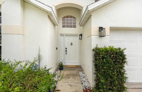 Sunrise Lakes House | Chic 3BR Retreat w Pool Near Disney Magic