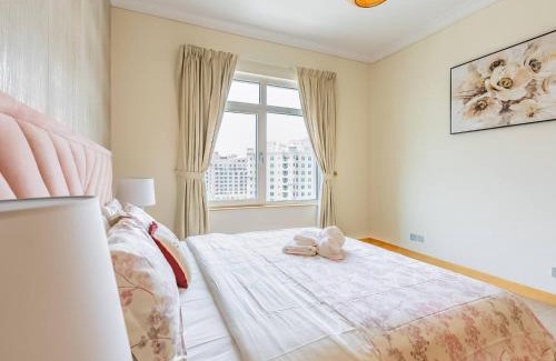 Palm Jumeirah Apartment | Chic 4br Apt Pool Palm Beach Club Dubai