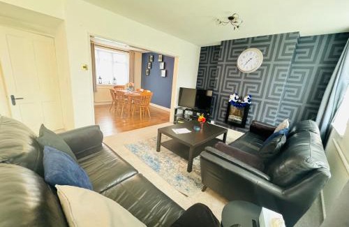 Bristol House | Chic 5 Bedroom House with Private Parking & Garden