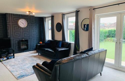 Bristol House | Chic 5 Bedroom House with Private Parking & Garden