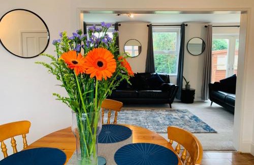 Bristol House | Chic 5 Bedroom House with Private Parking & Garden
