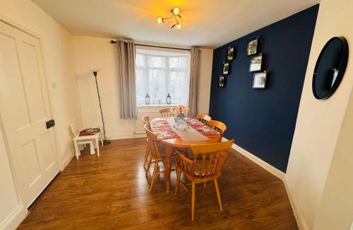 Bristol House | Chic 5 Bedroom House with Private Parking & Garden