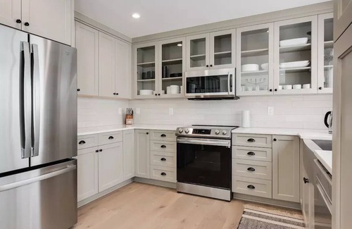 Lynnwood House | Chic Alderwood Oasis w/Hot tubn