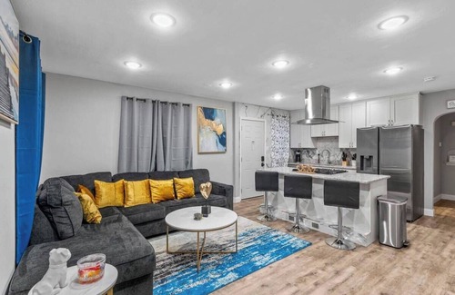 Richmond Heights House | Chic and Comfy Summar