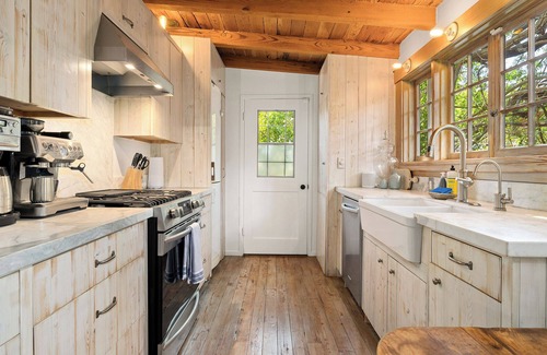 Ocean Park House | Chic and Cozy Santa Monica 2BR/1BA w W/D and Lush Garden