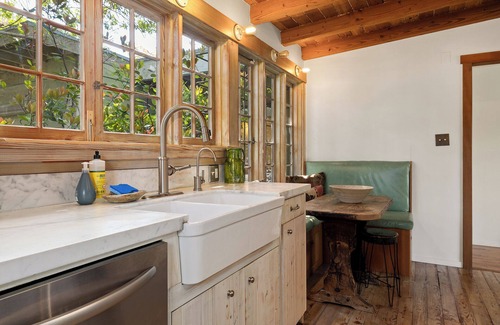 Ocean Park House | Chic and Cozy Santa Monica 2BR/1BA w W/D and Lush Garden