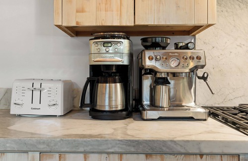 Ocean Park House | Chic and Cozy Santa Monica 2BR/1BA w W/D and Lush Garden