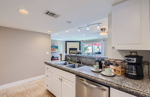 Newport Shores Apartment | Chic Beachside BBQ Fast Wifi - C2