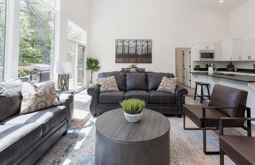 Bella Vista House | Chic Chalet with Hot Tub Steps from Back 40 Trails