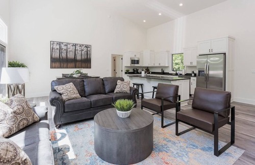 Bella Vista House | Chic Chalet with Hot Tub Steps from Back 40 Trails