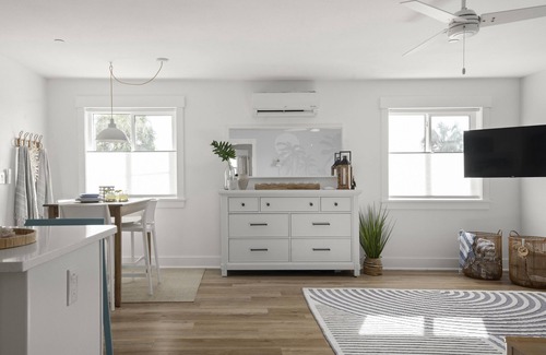 Downtown Dunedin Cottage | Chic Cottage Walk to Downtown Dunedin & Waterfront Pets Ok- Barefoot Parrot 3