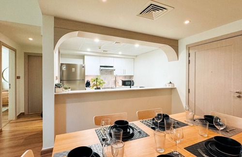 Deira Condo | Chic & Cozy: Comfortable 1-Bedroom Apartment in Dubai Greens - Prime Location!