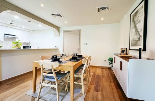Deira Condo | Chic & Cozy: Comfortable 1-Bedroom Apartment in Dubai Greens - Prime Location!