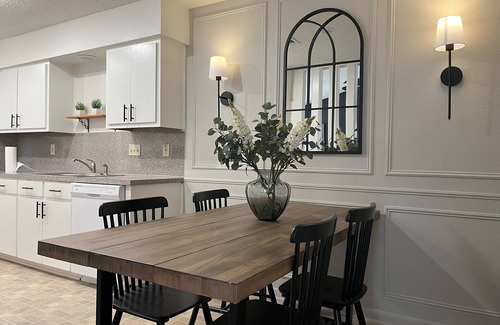 Brushy Creek House | Chic &Cozy House, Outdoor Patio with golf put, king & queen beds & travel crib