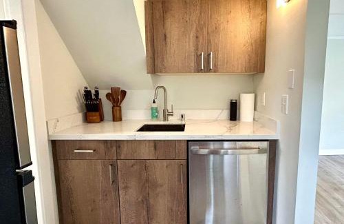 Renton Apartment | Chic, Cozy & New Prime location with AC, Street Parking #4