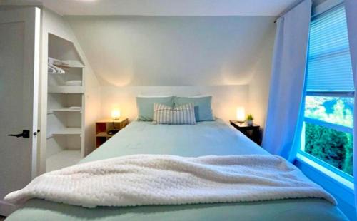 Renton Apartment | Chic, Cozy & New Prime location with AC, Street Parking #4