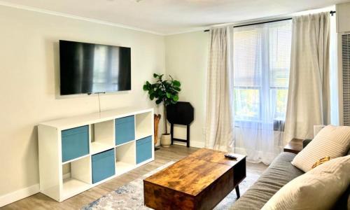 Renton Apartment | Chic, Cozy & New Prime location with AC, Street Parking #4