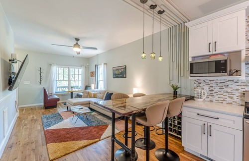 Summerhill House | Chic Downtown Bungalow | Walk to Restaurants