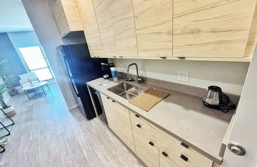 Downtown Des Moines Apartment | Chic Downtown Studio with Gym Access & Rooftop Lounge