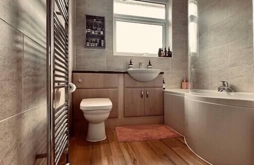 Welford House | Chic Family Home Near Parks and Leicester Uni