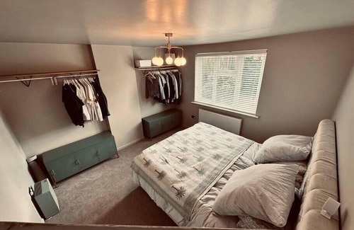 Welford House | Chic Family Home Near Parks and Leicester Uni