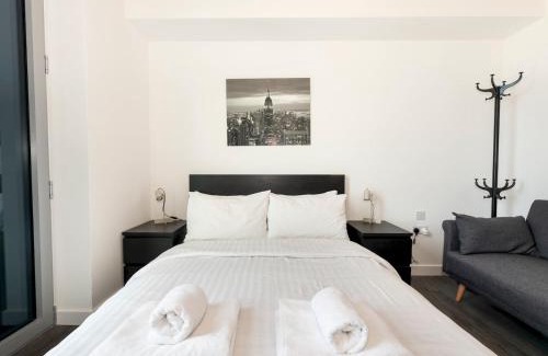 Abbey Wood Apartment | Chic Flat Next To Elizabeth Line - Stunning Views Pass the Keys