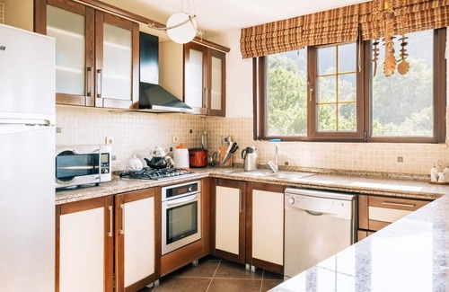 Derbent Apartment | Chic Flat w Terrace, Garden, Fireplace in Nature