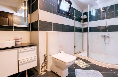 Derbent Apartment | Chic Flat w Terrace, Garden, Fireplace in Nature