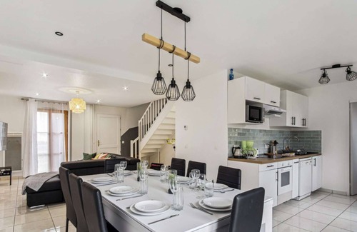 Meaux Apartment | Chic friendly and spacious house