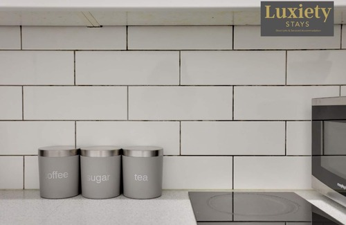 Southend-on-Sea Apartment | Chic & Gorgeous Studio City Centre Nr High Street by Luxiety Stays