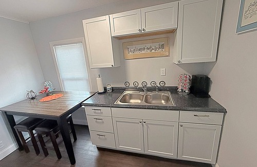 Westside Apartment | Chic Hideaway in Tipperary Hill