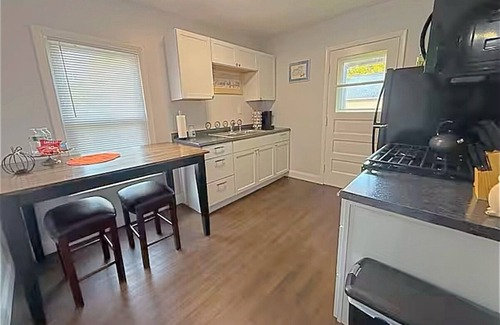 Westside Apartment | Chic Hideaway in Tipperary Hill