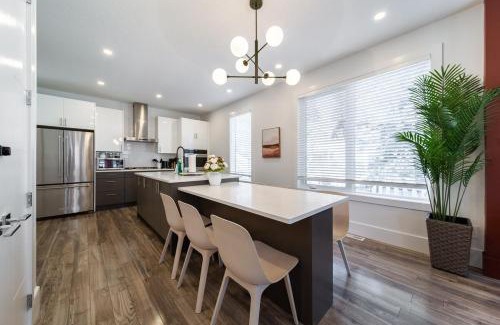 West Edmonton Apartment | Chic Hideaway-King Bed-Fireplace-DT-WEM-Garage