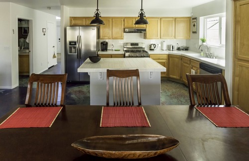Sunrise Manor House | Chic home, king retreat w/spa en-suite, game room, huge yard, 8 mi to strip!