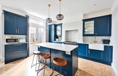 West Harrow House | Chic House With Free Parking and Private Backyard